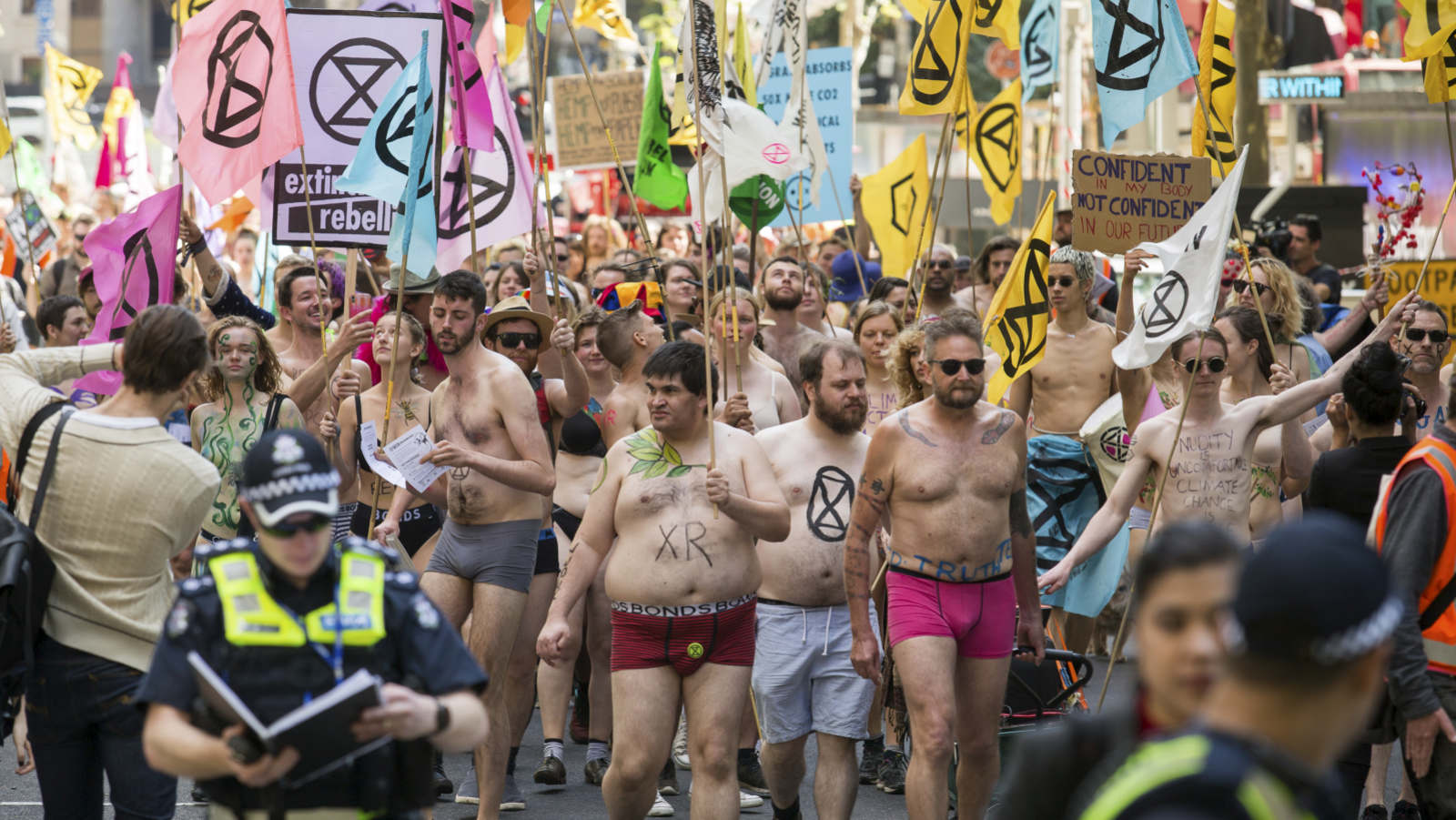澳街头惊现大批裸男裸女，还有人“蕉挡小弟”！示威者在CBD裸奔、商店关门（组图） - 2