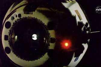 World News Inspiration 4 Billionaire Fund Spacex Flight Newsloft Spacex inspiration 4 (or inspiration4, stylized as inspirati④n) is a planned spacex crew dragon mission to low earth orbit operated by spacex on behalf of jared isaacman. newsloft