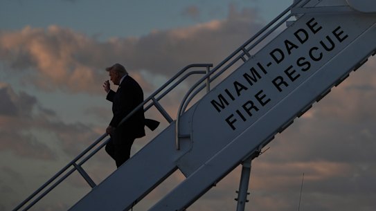 Cada vez mais isolado de sua base MAGA, o presidente Donald Trump chega no Força Aérea Um ao Aeroporto Internacional de Miami no fim de semana.