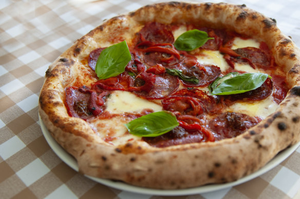 The 𝄒nduja pizza with red capsicum at Avoja.