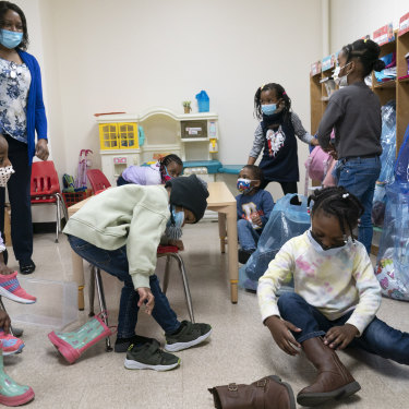 Po opätovnom otvorení škôl v USA sa rodičia začínajú obávať očkovania a predpisov o maskách.