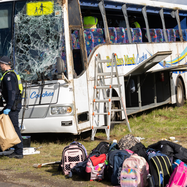 Even in the midst of the chaos of the accident scene, emergency workers diligently collected the items and lined them up on the edge of the road.