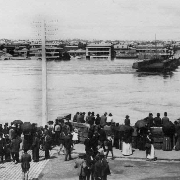Crowd gathered on the north bank of the Brisbane River, observing the floodwaters which washed away the Victoria Bridge, 1893