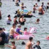 Melburnians have been urged to keep cool in the heat, with increased temperatures increasing the risk of chest pains. 