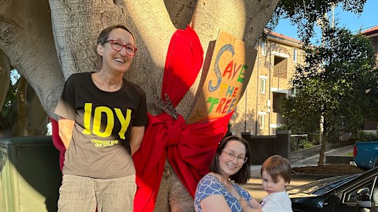Lousia Wright (L) and Zoe Wilesmith (R) and the save Quail Street fig.
