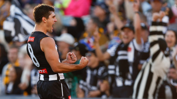 Magpies survive massive scare in thriller finish against Hawthorn; Pendlebury subbed out with rib injury