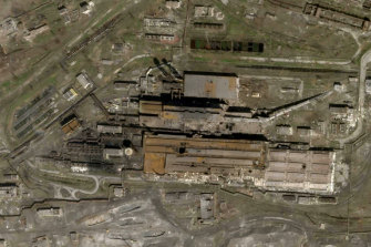 20 Nisan'da çekilen bu uydu fotoğrafı Mariupol'daki Azovstal Çelik Fabrikasını gösteriyor.