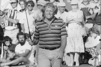 傑克牛頓在 1979 年在湖區贏得新南威爾士公開賽的路上向觀眾致敬。