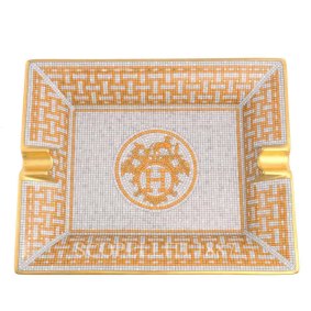 Karl Stefanovic fittingly purchased a porcelain Hermes ashtray for Sandilands 50th birthday present.