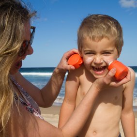 Solmates’ refillable applicator may help reduce the hassle of applying sunscreen to kids.