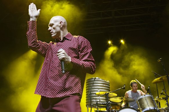 Midnight Oil se apresentando em Canberra em 2009.