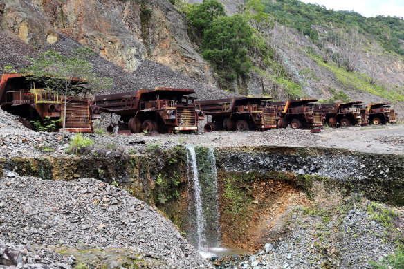 The Panguna copper mine closed down in 1989 after it was sabotaged by revolutionaries.