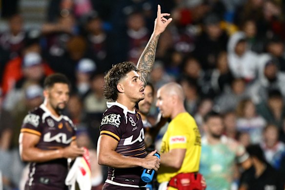 Reece Walsh scores a try against the Warriors.