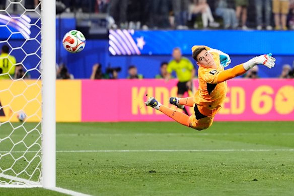 Reyna’s ball soars past Paraguay’s Gil. 