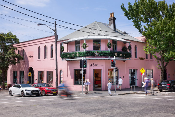 Queens Court retail on a 682 sq m landmark site on the high street of the Woollahra.