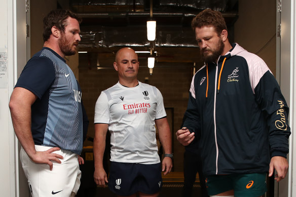 James Slipper of the Wallabies (R) and Julian Montoya of the Pumas (L) take part in the coin toss.