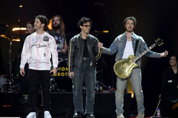 Jonas Brothers: when they paused the crowd sang in unison.