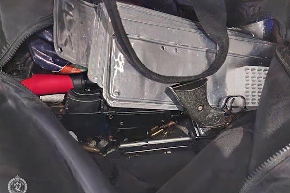 A total of 7 guns, including pistols and semi-automatic guns, were seized. 