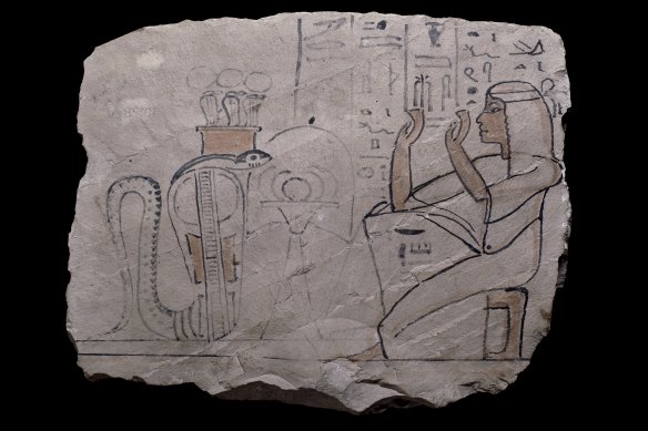 A limestone ostracon (fragment containing an inscription) depicts the workman Khnummose adoring the snake goddess Meresger. The writing on the other side mentions his two sons.