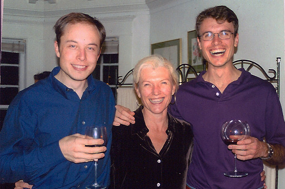 Musk with mother Maye and brother Kimbal celebrating the 1999
sale of Zip2, his first company.