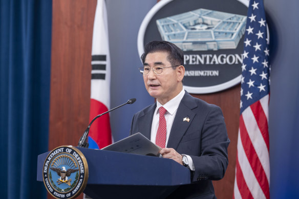  Kim Yong-hyun has resigned from the role of defence minister.