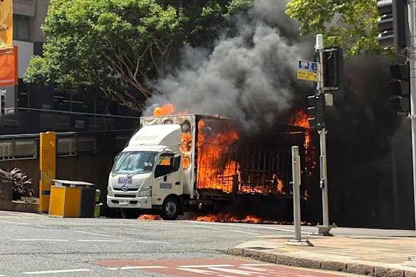 Um caminhão pegou fogo na Ann Street, em frente à Estação Central no CBD de Brisbane, na quinta-feira.