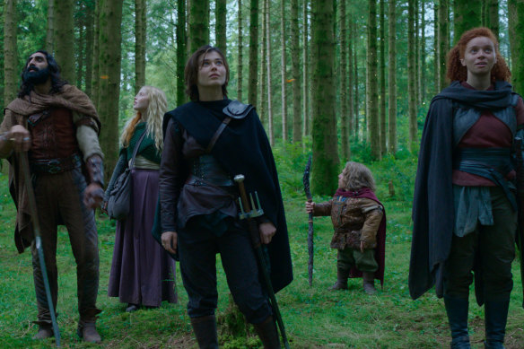 Graydon (Tony Revolori), Boorman (Amar Chadha-Patel), Dove (Ellie Bamber), Kit (Ruby Cruz), Willow Ufgood (Warwick Davis) and Jade (Erin Kellyman) in Willow.