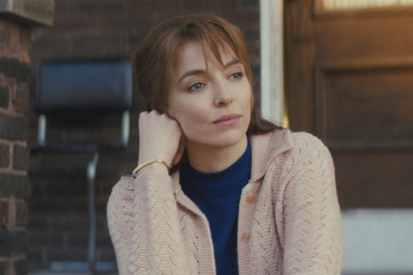 Jodie Comer plays Kathy, who is married to Vandal Benny (Austin Butler). 
