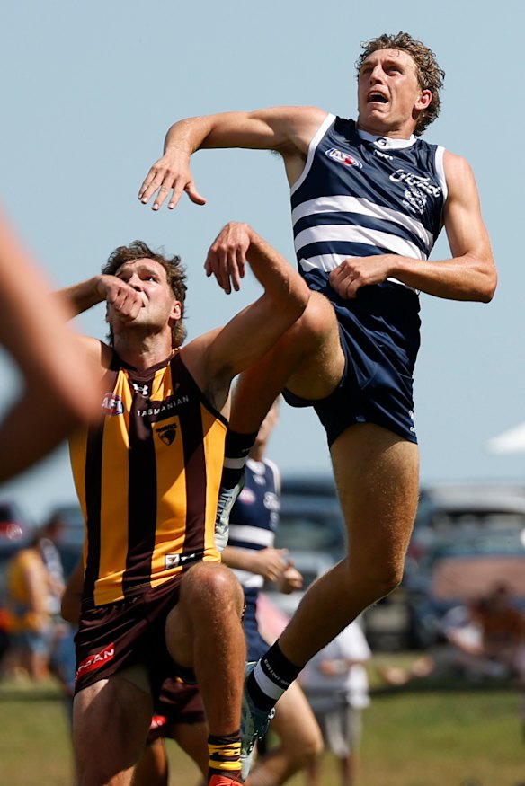 Jay Polkinghorne climbs high over his opponent.