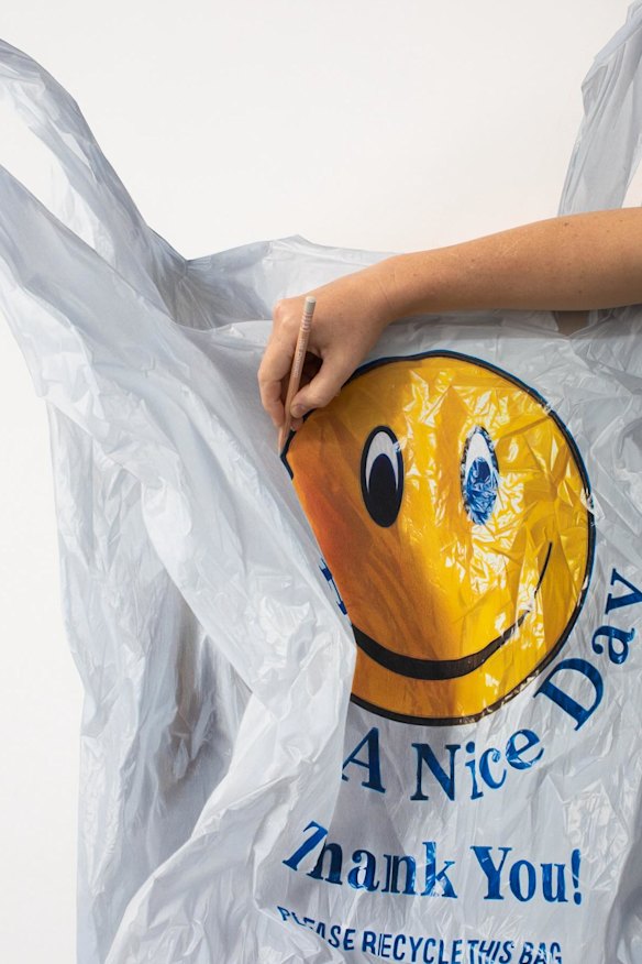 It looks like a regular plastic grocery bag from a distance, but it’s actually a drawing by Hendry (2018).