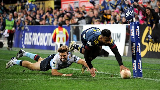 Jona Nareki dives over in the corner for the Highlanders against the Waratahs.