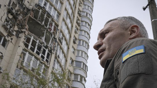 Il sindaco di Kiev Vitali Klitschko si trova di fronte a un condominio danneggiato da un drone abbattuto durante un attacco russo l'8 maggio 2023. (AP Photo/Andrew Kravchenko)
