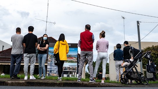 Buyers are getting cold feet in the cooling market, with agents often uncertain of how many buyers they’ll have come auction day.