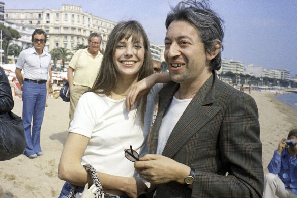 Jane Birkin, the epitome of simplicity in jeans and a T-shirt, with Serge Gainsbourg in Cannes, France in 1974.