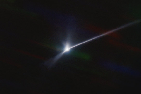 NASA'nın DART uzay aracı tarafından asteroid Dimorphos'un yüzeyinden bir toz ve enkaz bulutu fırlatıldı.  Genişleyen kuyruklu yıldız benzeri kuyruk, 10.000 kilometreden uzun.