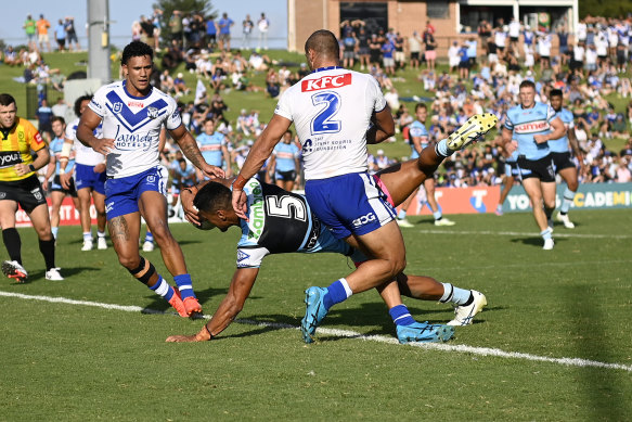 Ronaldo Mulitalo goes over for a try against the Bulldogs.