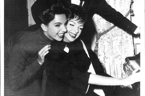Minnelli with her mother, Judy Garland, in 1964.