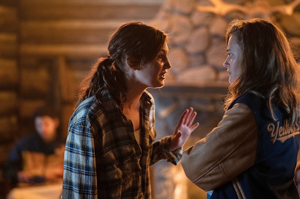 Sophie Nélisse (à esquerda) como a adolescente Shauna e Ella Purnell como a adolescente Jackie em Yellowjackets.