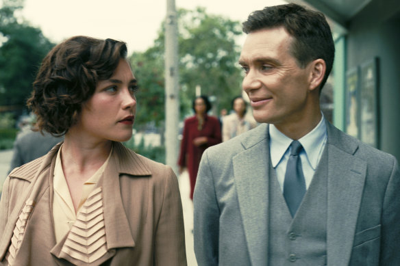 Florence Pugh as Jean Tatlock and Cillian Murphy as J. Robert Oppenheimer.