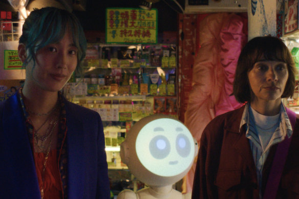 Mixxy (Annie the Clumsy) and Suzie (Rashida Jones) with domestic robot Sunny.