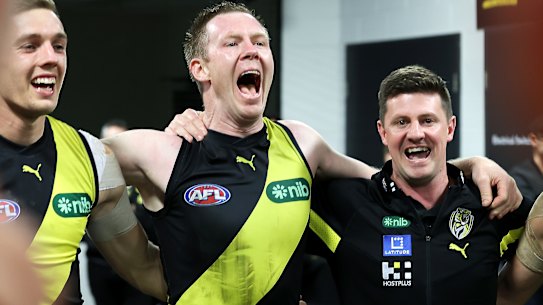 Jack Riewoldt sings the song arm-in-arm with Andrew McQualter.