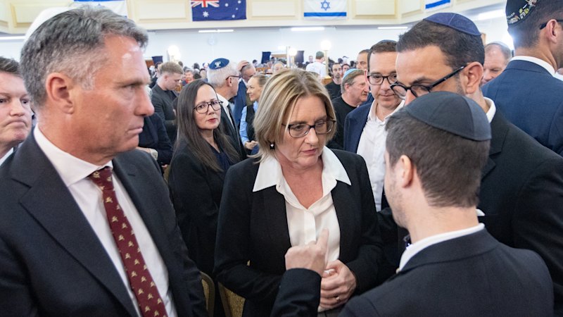 Victorian Premier Jacinta Allan booed and heckled while attending Hanukkah event