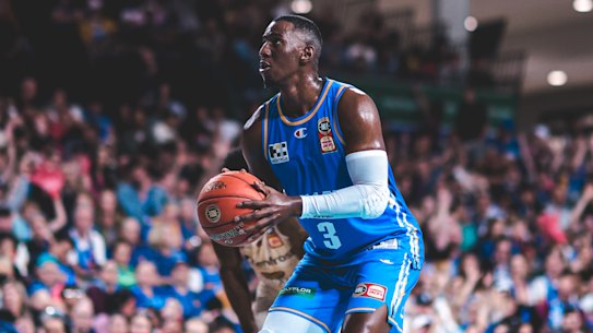 Shannon Scott prepares to shoot for the Brisbane Bullets.