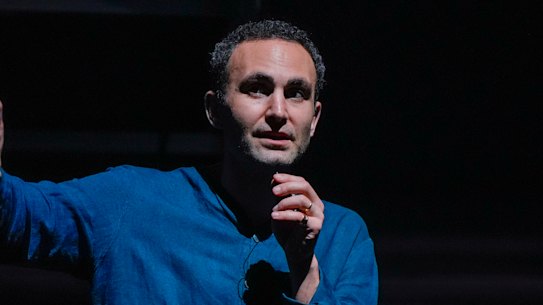 Abdalla é um artista extremamente atraente.