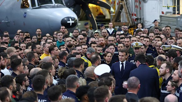 Il presidente francese Emmanuel Macron in visita questa settimana alla Charles de Gaulle e al suo equipaggio.