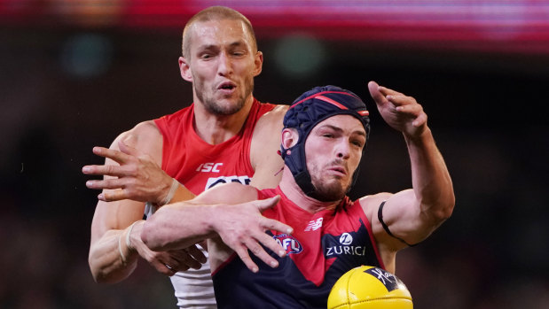 Sam Reid (left) and Angus Brayshaw compete for possession.