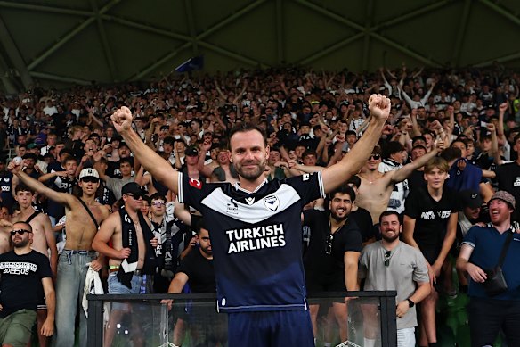 Juan Mata celebra con sus aficionados la victoria del Melbourne Victory sobre el Melbourne City en febrero. 