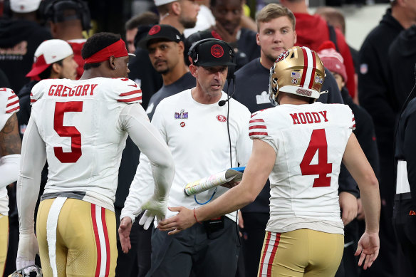 O técnico do 49ers, Kyle Shanahan, não está muito feliz com a longa viagem para o primeiro jogo da NFL no MCG.