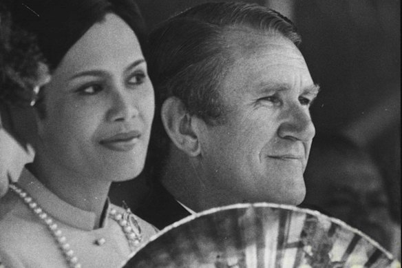 Rainha Sirikit com o então primeiro-ministro Malcolm Fraser em Duntroon em 1975.