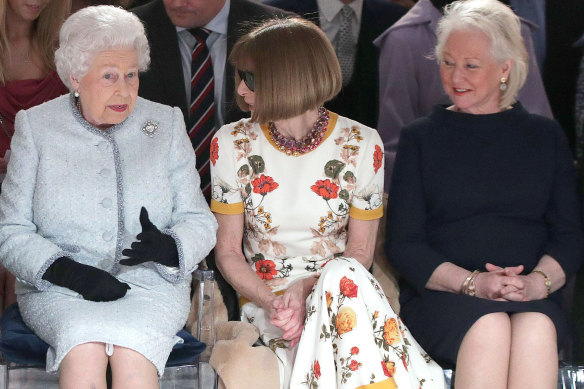 Queen Elizabeth with US Vogue editor Anna Wintour and her official dresser Angela Kelly at London Fashion Week in 2018.